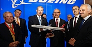 Boeing, Istanbul Airshow’da Ulaştırma, Denizcilik ve Haberleşme Bakanına model uçak hediye etti