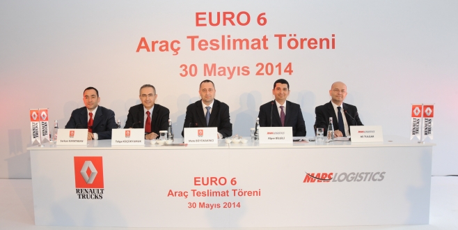 RENAULT TRUCKS İLK EURO 6 MOTORLU ÇEKİCİ TESLİMATINI GERÇEKLEŞTİRDİ