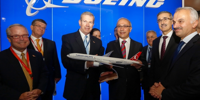 Boeing, Istanbul Airshow’da Ulaştırma, Denizcilik ve Haberleşme Bakanına model uçak hediye etti