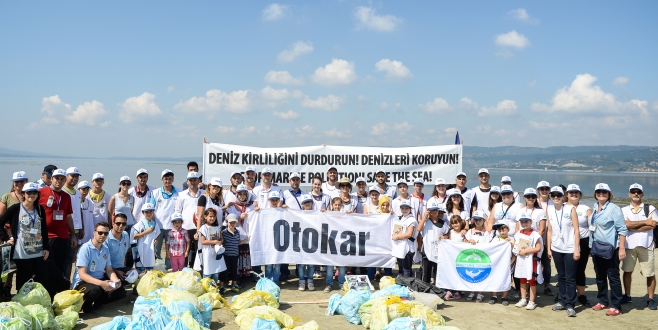 Otokar çalışanları Sapanca Gölü kıyısını temizledi