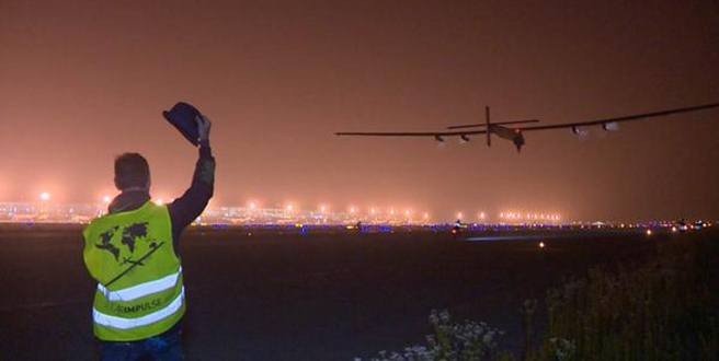 Güneş enerjili uçak Solar Impulse  5 gün 5 gece sürecek  tarihi Pasifik geçişi için havalandı