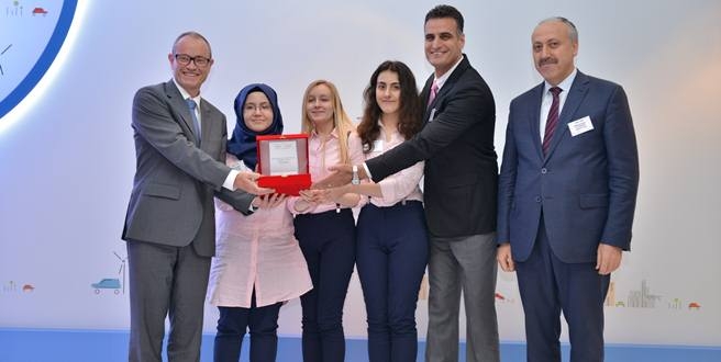 Liseli gençler trafik güvenliği için kolları sıvadı