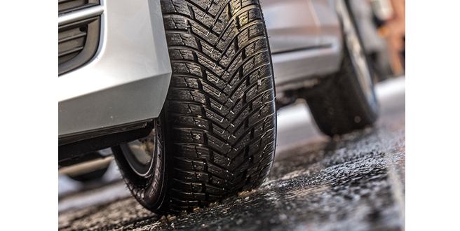 “Karda ve ıslak zeminde olağanüstü yetenekli” – Yeni Nokian Weatherproof dört mevsim lastikleri Auto Express lastik karşılaştırma test birincisi.