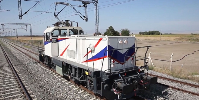 Milli elektrikli lokomotif E1000 raylara indi