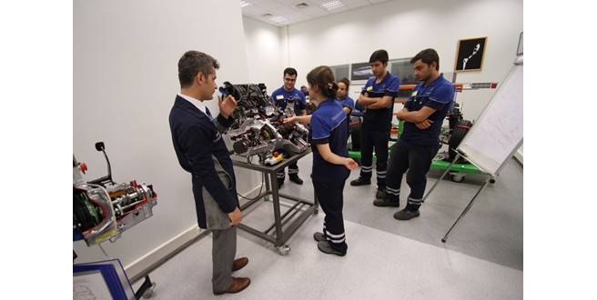 Mercedes-Benz Türk, işbaşında eğitim projesiyle GAN TÜRKİYE Özel Ödülü’nü kazandı