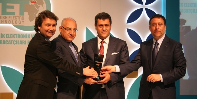 2015 İhracat Ödüllerinde Türkiye Hizmet sektöründe THY birinci, Hilal Trans ikinci oldu.