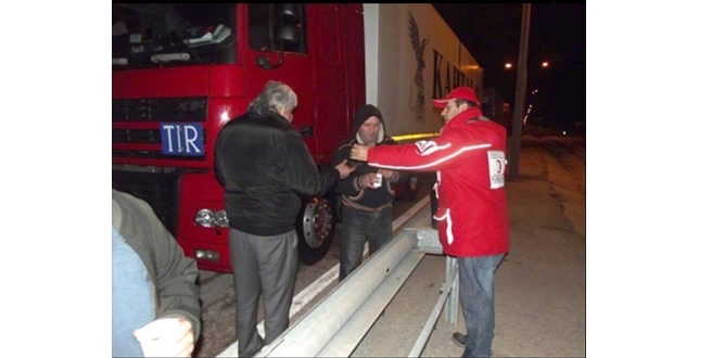 KIZILAY KAPIKULE’DE MAHSUR KALAN ŞOFÖRLERE UMUT OLDU