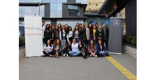 Mercedes-Benz Türk’ün Yıldız Kızları Kodlama Eğitimi Aldılar