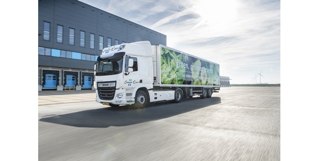 DAF Trucks’dan Albert Heijn’in nakliye şirketleri Simon Loos ve Peter Appel Transport’a araç teslimatı..