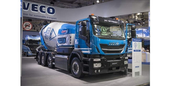 IVECO ve CIFA elektrikli hibrit beton mikserli dünyanın ilk biyoCNG kamyonunu tanıtttı.