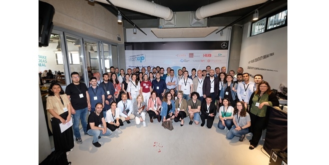 Mercedes-Benz’in gençlere verdiği destekler aralıksız sürdürülüyor