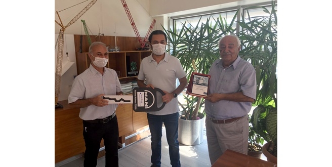 Proje taşımacılığının öncü firması SARILAR, filosuna özel dizayn 10 MAN çekici kattı