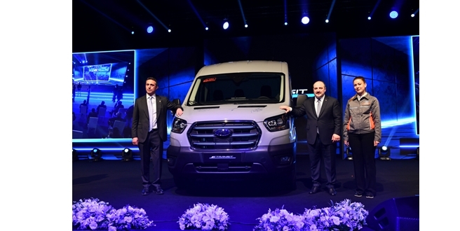 Türkiye’nin ilk elektrikli ticari aracı E-Transit, Kocaeli’de hattan indirildi