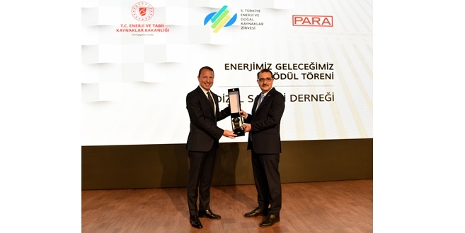 Petrol Ofisi’ne” Enerjimiz Geleceğimiz” ödülü