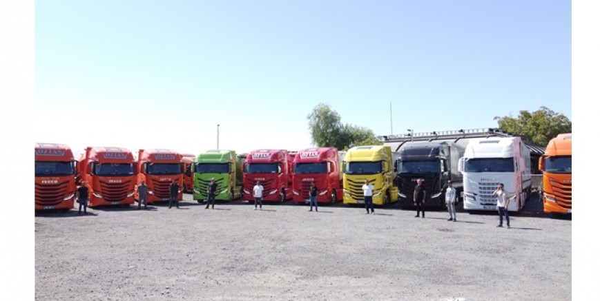 IVECO’nun en renkli S-WAY çekici teslimatı Öztaş Nakliyat’a