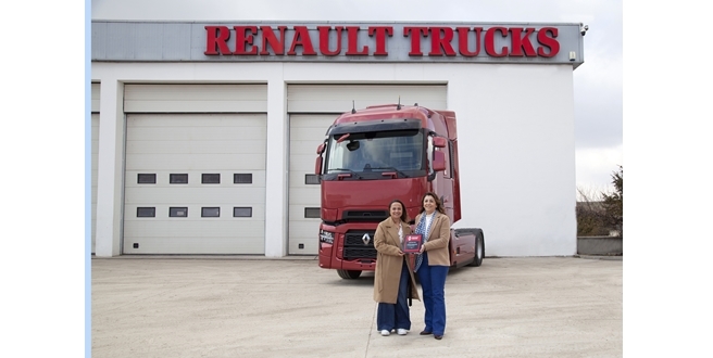 Yol açın…Renault Trucks direksiyonunda kadın sürücü var!