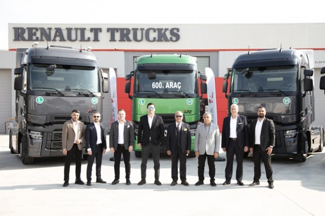 Azem Lojistik filosuna 21 adet Renault Trucks T 520 çekici ekledi
