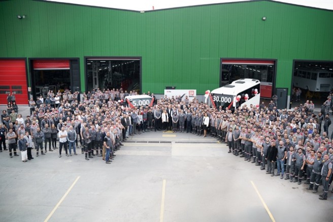 Otokar’ın 30.000’inci Sultan Otobüsü ile 5.000’inci Atlas Kamyonu Üretim Bandından İndi