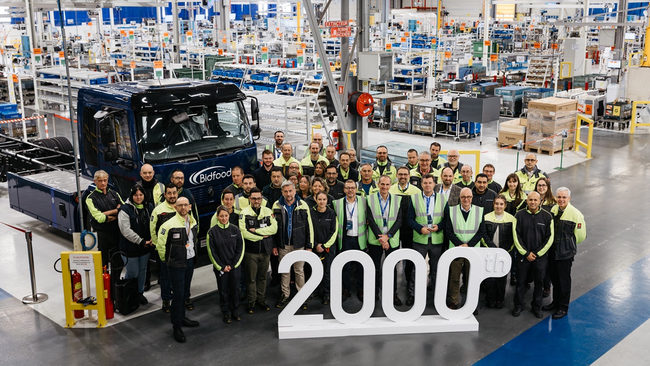 Renault Trucks 2000’inci elektrikli kamyon unu Hollanda’ya teslim ediyor