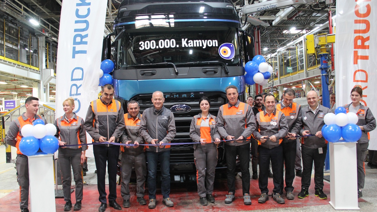 Ford Trucks 300 Bininci Kamyon unu Hattan İndirdi