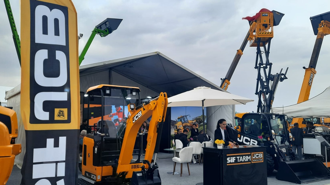 JCB’nin Yeni Nesil Tarım Makineleri Konya’da SİF Standında Göz Doldurdu