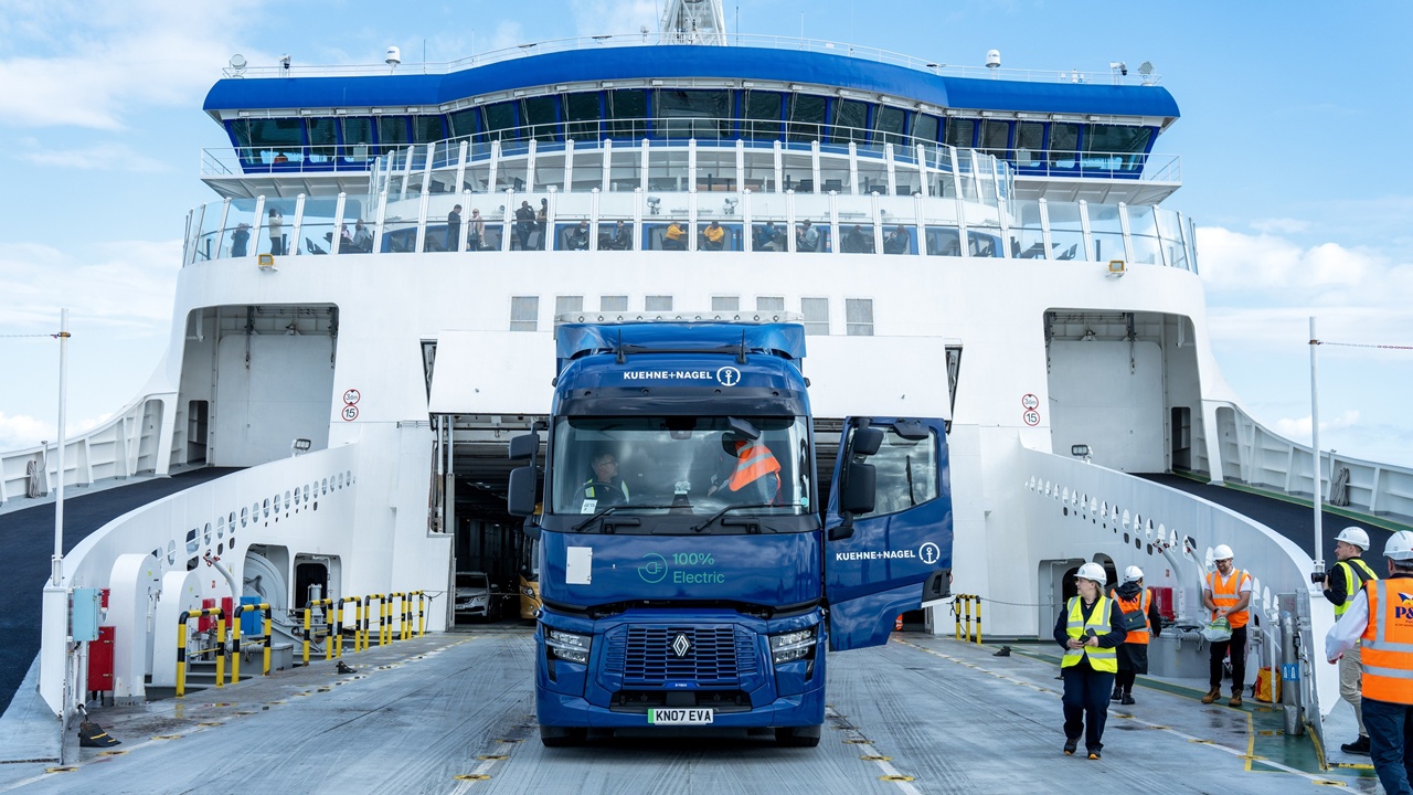 Renault Trucks tam elektrikli kamyonu Manş Denizi’ni feribotla geçti
