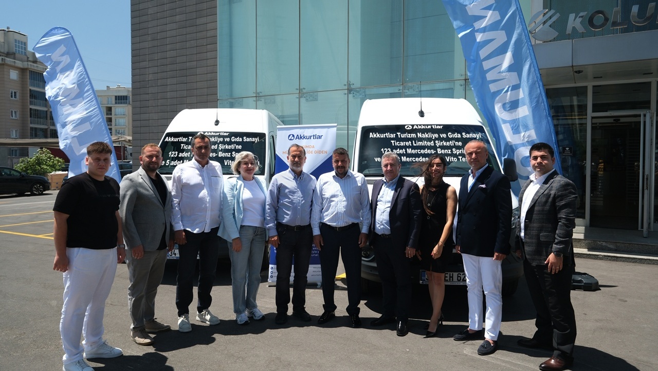 Mercedes-Benz’den Akkurtlar Turizm’e 123 adet Mercedes-Benz Sprinter ve 5 adet Vito teslimatı