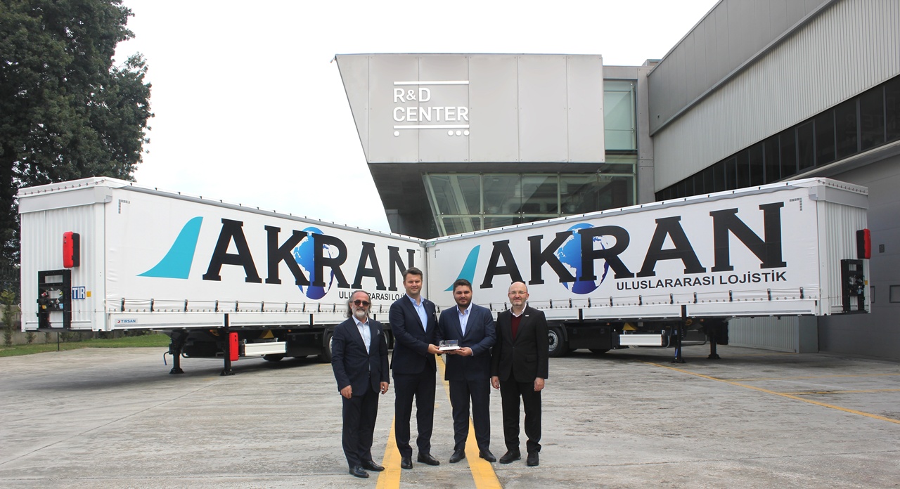 Tırsan Akran Lojistik’e 20 adet Tenteli Perdeli Multi-Ride teslim etti.