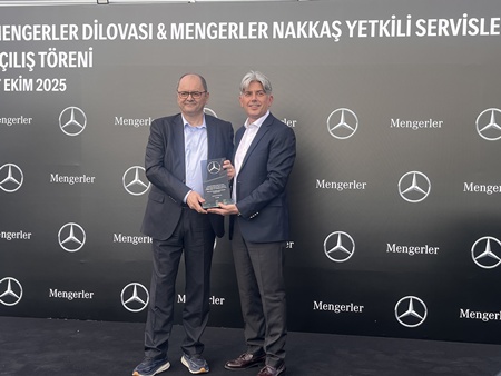 Mercedes-Benz Türk Bayi Ağı ve İş Geliştirme Direktörü Can Balaban Mengerler İstanbul Genel Müdürü Güven Onan'a plaket takdim etti.