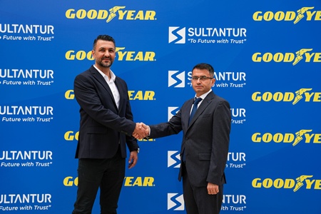 Goodyear Türkiye Genel Müdürü Octavian Velcan ve Sultantur Uluslararası Nakliye Genel Müdürü Aydın Çakır
