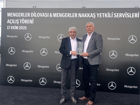 Mercedes-Benz Türk İcra Kurulu Başkanı Süer Sülün tarafından  Mengerler Ticaret Türk A.Ş. Yönetim Kurulu Üyesi Nusret Güldalı'ya plaket takdim edildi.