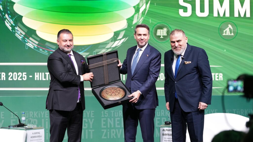 15. türkiye enerji zirvesi bakan bayraktar ve sertaç komşuoğlu görsel