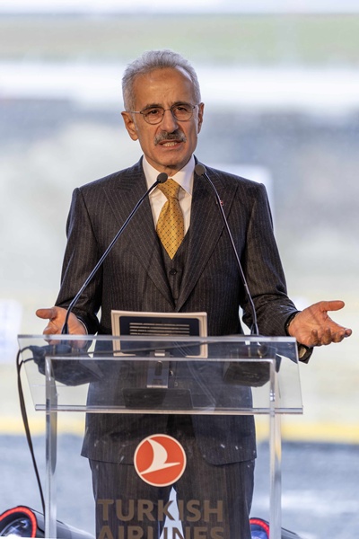 Ulaştırma ve Altyapı Bakanı Abdulkadir Uraloğlu