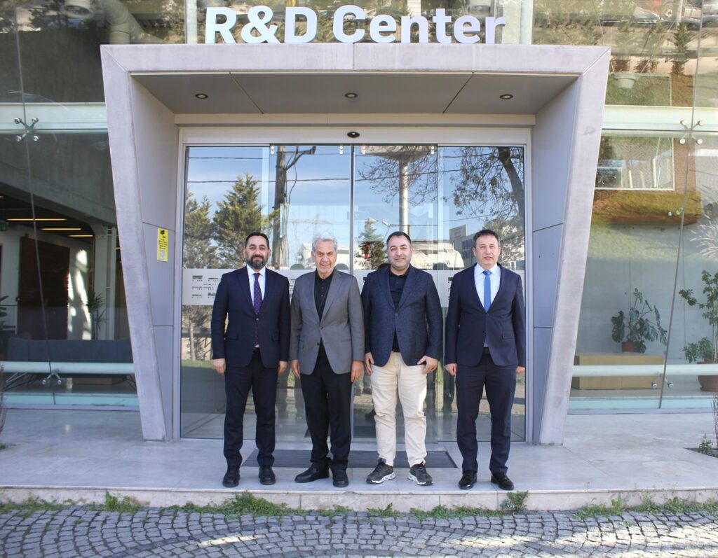 tırsan karekara lojistik'e treyler teslim etti firma yöneticileri