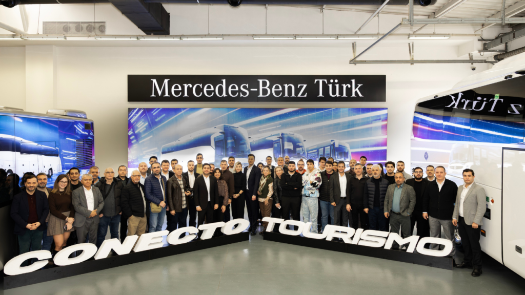 mercedes otobüs 2026 yenilikleri lansmanı toplu foto