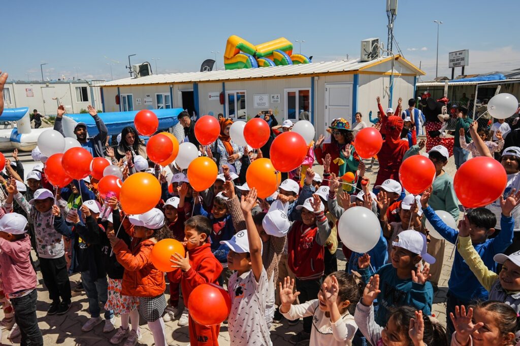 merceeds benz türk 6 şubat deprem desteklerini çocuk iyilk merkezi çalılmaları ile sürdürüyor
