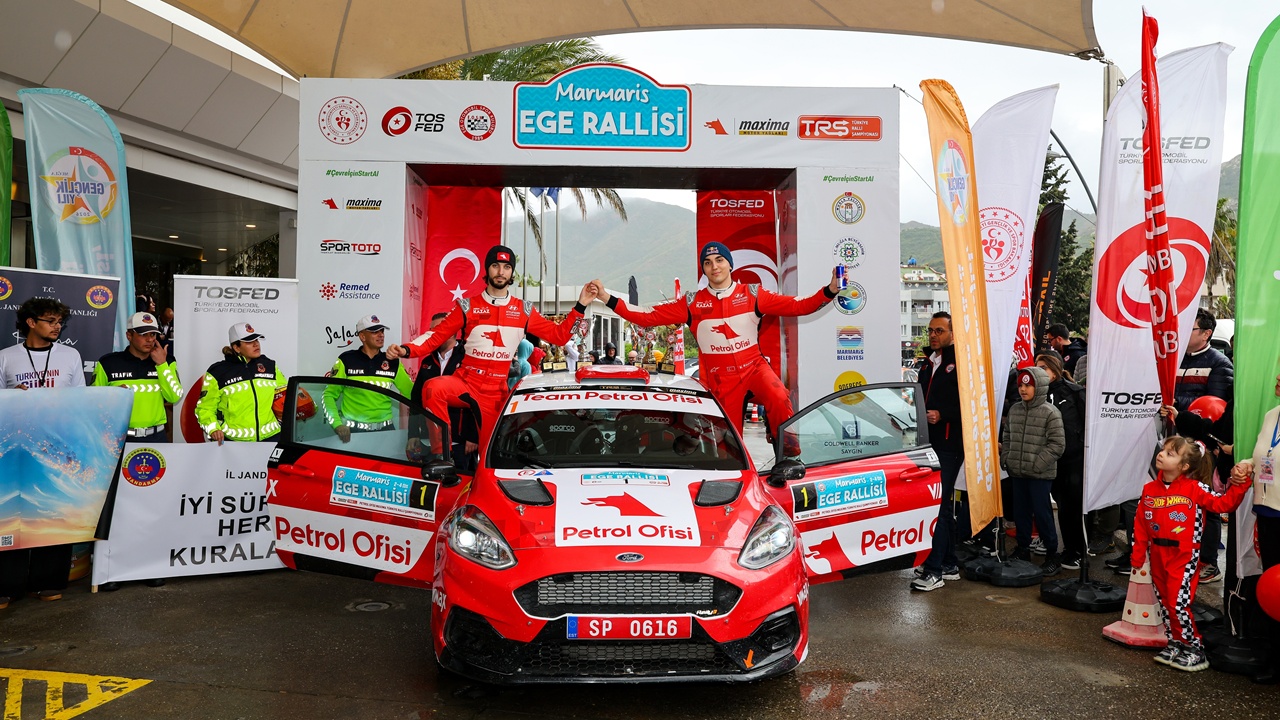 Team Petrol Ofisi pilotu Kerem Kazaz sezona podyumla başladı