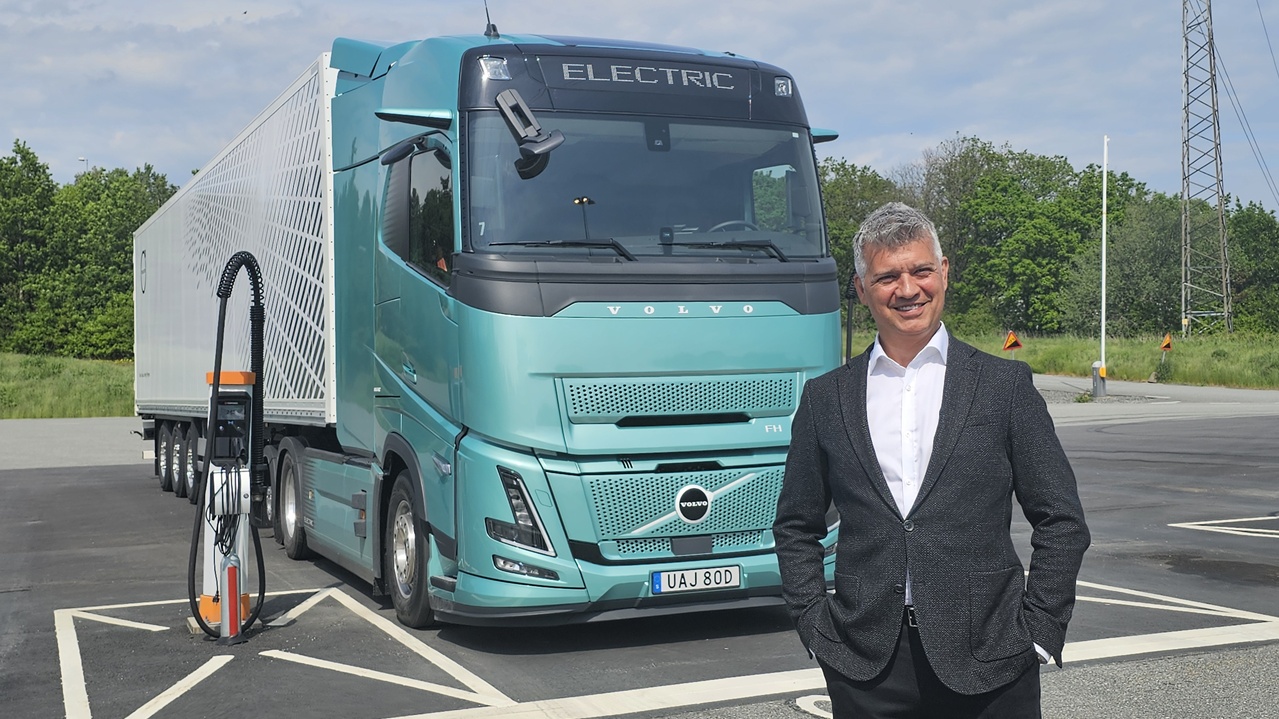 Volvo Trucks, 700 km Menzile Ulaşabilen Elektrikli Çekici ve Kamyonlarını Tanıttı!