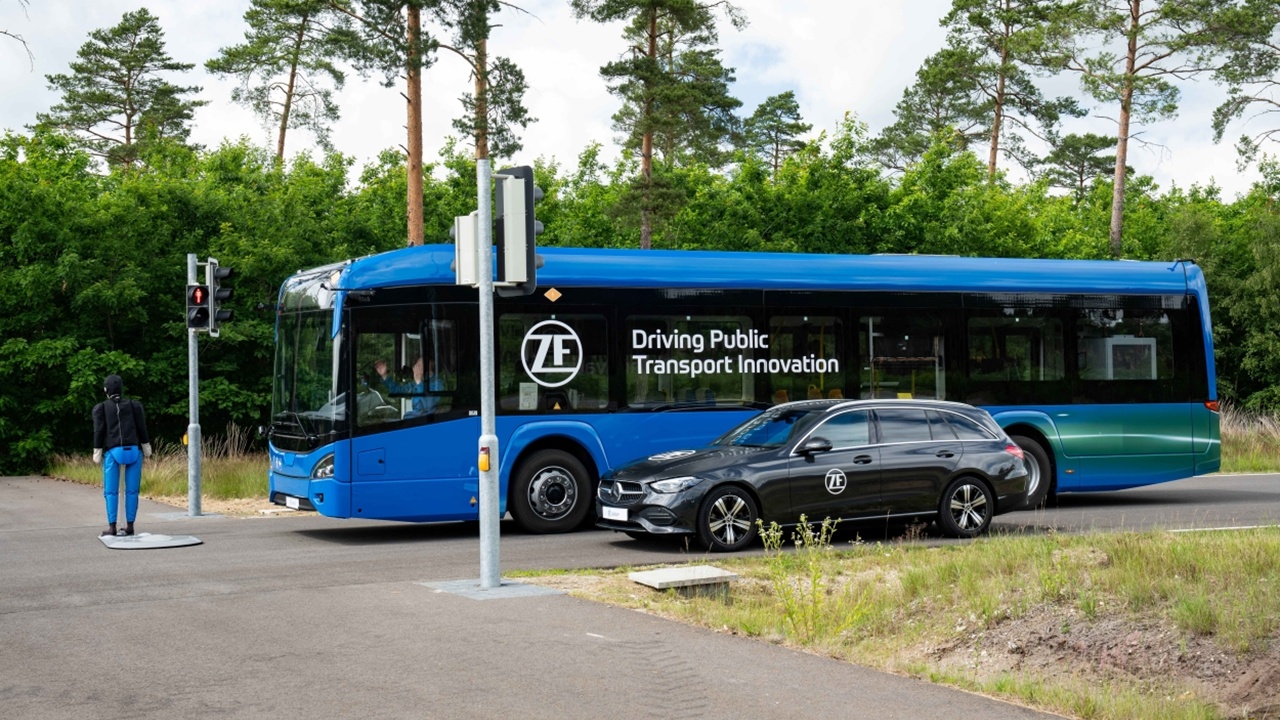 ZF, Otobüs Duraklarına Yaklaşımı Daha Güvenli ve Akıllı Hale Getiren Yeni Teknolojisini Tanıttı