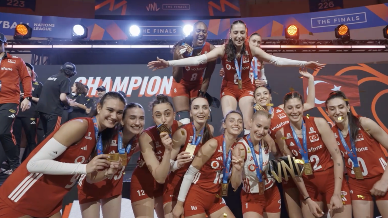 Opet Voleybol Milli Takımlarının Enerjisine Şebnem Ferah ile “Durma” diyor