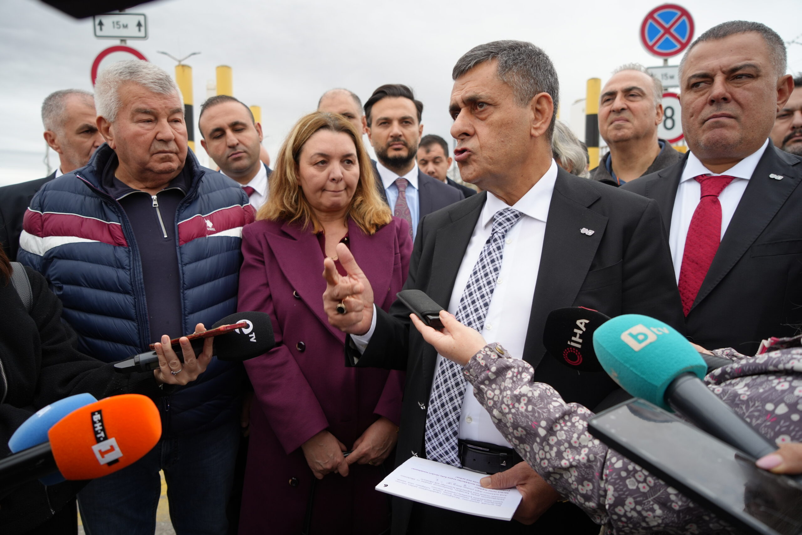 UND Yönetim Kurulu Başkanı Şerafettin Aras, Bulgaristan’ın Kapitan Andreevo Sınır Kapısı’nda basın açıklaması yaptı.